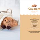 "Croissant" – Schwierigkeitsgrad: schwer, Größe: ca. 12 cm. Materialliste für ein gehäkeltes Croissant. Links ein plüschiges Croissant in einem Beutel.