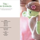 „Tilda – die Schildkröte. Tilda strahlt Ruhe aus.“ Liste benötigter Materialien zum Häkeln. Daneben gestrickte Schildkröte.