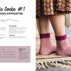 "Basic Socke #1 Cuff-down, Käppchenferse." Links Anleitungen und Materialien für Socken; rechts Füße in rosa Socken.