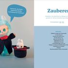 Sprechblase: „Wusstest du, dass Kinder Zaubertricks schneller durchschauen als Erwachsene?“   
Titel: „Zauberer“    
Beschreibung: „Hokuspokus! Wie schnell doch ein Umhang aus dem Hut gezaubert ist. Auch das Kaninchen darf nicht fehlen.“  
Schwierigkeitsgrad: bildhaft dargestellt.  
Materialliste: Angaben zu Wolle, Nadeln und Zubehör.    
Links: Eine Puppe in einem Hasenkostüm neben einem Hut mit einem weißen Kaninchen.