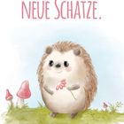 Der Text sagt: "Jeder Tag bringt mir neue Schätze." Illustration eines Igels mit Blume, daneben stehen Pilze auf Gras.