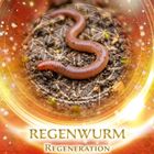 „Regenwurm Regeneration. Eine Phase der Regeneration und Heilung kündigt sich an. Vertraue, und erlaube, dass Heilung geschieht.“ Ein Regenwurm auf Erde mit goldenen Mustern und leuchtendem Hintergrund.