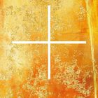 „Das Balkengleiche Kreuz“ auf gold-orange strukturiertem Hintergrund mit weißem Kreuz.