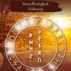 "ERDE, Standfestigkeit, Nahrung." Runen in Kreisen über sonnigem Feld vor einem Baum bei Sonnenuntergang.