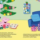 Links: „Peppa wollte Evie sofort ihr Geschenk überreichen...“ Rechts: „Ab jetzt können wir es ja jedes Jahr an Heiligabend...“ Illustration von Peppa Wutz und Familie am Weihnachtsbaum.