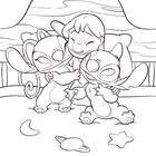 Lilo umarmt Angel und Stitch. Beide gehören zu ihrer 'Ohana. Illustration von drei Figuren in einer Umarmung.