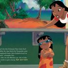 "Danach fand Lilo ihre Schwester Nani beim Surf-Shop." Illustration mit zwei Mädchen und einer Kreatur im Hintergrund.