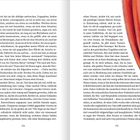 Doppelseite mit fortlaufendem Text, der über Literatur und Frauenfiguren reflektiert. Rechts ist ein roter Vorhang abgebildet.