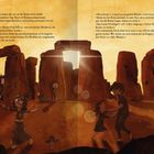 Texte beschreiben einen Sommersonnenwendemorgen bei Stonehenge. Eine Illustration zeigt fröhliche Menschen, einen Bus und einen Hund.