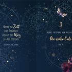 Links steht: "Nimm dir Zeit zum Träumen, das ist der Weg zu den Sternen. Weisheit aus Irland." 
Rechts: "Die weiße Eule", "Teil 1". Oben ist eine zarte Schmetterlingsillustration und unten florale Motive. Im Hintergrund sind astronomische Symbole.