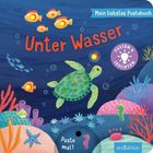 Ein Kinderbuchcover mit "Unter Wasser" in roter Schrift, grüne Schildkröte, bunte Fische und Korallen, violetter Button "Pusten & Leuchten".