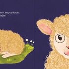 „Das Lämmchen kuschelt heute Nacht mit Mama. Träumt schön!“ Ein Lamm und seine Mutter liegen auf einer Wiese.