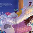 Text: Ein Tag voller neuer Eindrücke. Frau Zöliakie im Bett. Zimmer unordentlich. Illustration: Zwei Personen im Bett, Katze.