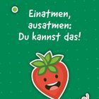 „Einatmen, ausatmen: Du kannst das!“ Illustration einer lächelnden Erdbeere auf grünem Hintergrund mit Punkten.