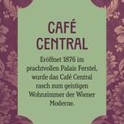 "Café Central. Eröffnet 1876 im prachtvollen Palais Ferstel. Florales Muster auf purpurnem Hintergrund."