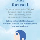 "Stay focused. Versuche heute, jeder Tätigkeit bewusst Raum zu geben. Kein Multitasking, dafür Achtsamkeit im Moment. Erlebe so banale Handlungen wie zum Beispiel das Kaffeekochen bewusst und neu." Unten ein Yin-Yang-Symbol. Hintergrund: Hellblauer Himmel.