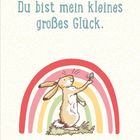 "Du bist mein kleines großes Glück." Ein Hase streckt sich zu einem Schmetterling, eingerahmt von einem Regenbogen.