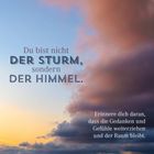 Text: "Du bist nicht der Sturm, sondern der Himmel." und "Erinnere dich daran, dass die Gedanken und Gefühle weiterziehen und der Raum bleibt." Hintergrund: Himmel mit Wolken im Sonnenuntergang.