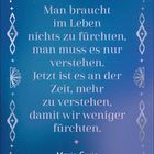 Text: „Man braucht im Leben nichts zu fürchten, man muss es nur verstehen. Jetzt ist es an der Zeit, mehr zu verstehen, damit wir weniger fürchten.“ - Marie Curie. Hintergrund: Blau mit dekorativem Rand.