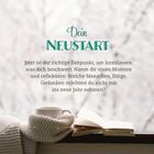 „Dein Neustart“: Zeit zum Loslassen. Überlege, was du nicht ins neue Jahr mitnehmen willst. Ein Buch und Tasse am Fenster.