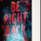 Der Text „BE RIGHT BACK“ prangt in roter Farbe. Herbstliche Blätter und dunkle, neblige Atmosphäre im Hintergrund.