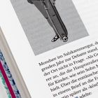Text: "Mondsee im Salzkammergut, denden Jahr zur Debatte stand. der Ort nicht in Frage. »Als Grö rer an, die die Hauptstraßer für Kinder, wie sein Sohn Mi hielt. Über die enttäuscher in einem Brief an die Fa Martin später als „köstle Sprache“ adelte:"

Illustration: Eine stehende Person mit Stock.