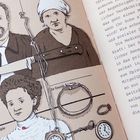 Illustration mit den Texten „Tatwaffe“ und „Zur Einsicht: Opfer“, Personen, Messer und Gegenstände gezeichnet.