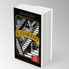 Text: "R.F. Kuang", "KATABASIS", "Roman", "SPIEGEL Bestseller-Autorin". Schwarz-weißes Treppen-Motiv auf dem Buchcover.