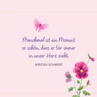 "Manchmal ist ein Moment so schön, dass er für immer in unser Herz zieht." Kirsten Schwert. Rosa Schmetterling, Blumen.