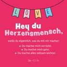 LOVE auf Wimpeln, darunter: "Hey du Herzensmensch, weißt du eigentlich, was du mit mir machst?" Ilustrativ, rosa Hintergrund.