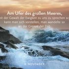 Text: „Am Ufer des großen Meeres... an der Grenze der Zeit.“ Wilhelm Steinhausen. 6. November. Hintergrund: Wellen an Felsen.