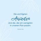 "Die wichtigsten Auszeiten sind die, die am wenigsten in unseren Plan passen." - Stefanie Vey. Blätter als Illustration.