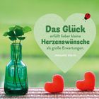 „Das Glück erfüllt lieber kleine Herzenswünsche als große Erwartungen.“ Links grüne Vase mit Klee, rechts zwei rote Herzen.