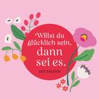 „Willst du glücklich sein, dann sei es.“ – Leo Tolstoi. Illustration mit bunten Blumen auf rosafarbenem Hintergrund.