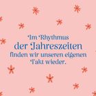 Im Rhythmus der Jahreszeiten finden wir unseren eigenen Takt wieder. Rosa Hintergrund mit kleinen Blumen.