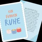 Karte in Blau mit "EIN FUNKEN RUHE". Drei gezeichnete Kerzen unten. Zweite Karte mit informativem Text über Feuer.