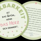 „Dankbarkeit ist das Gefühl, wenn das Herz sich erinnert.“ Text im Kreis auf hellgrünem Hintergrund mit Herz- und Kleeblattmotiven.