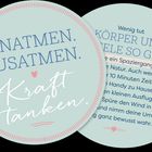 Texte: "EINATMEN. AUSATMEN. Kraft tanken." "Wenig tut KÖRPER UND SEELE SO GUT." Zwei überlappende, pastellfarbene Kreise mit Texten.