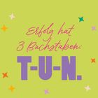 Text: "Erfolg hat 3 Buchstaben: T-U-N." auf gelbem Hintergrund mit bunten Sternen.