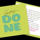 "Get it DONE" in großen grünen Buchstaben auf hellgrünem Hintergrund; rechts Text in Schwarz und Pink auf Weiß.