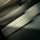 „New Pact on Migration and Asylum“. Ein Stapel Dokumente mit leichter Unschärfe, dunkle und sanfte Lichtstimmung.