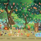 Texte: "Finde die Eule mit den grünen Bauchfedern." Illustration eines lebhaften Waldes mit vielen Tieren und bunten Schmetterlingen.