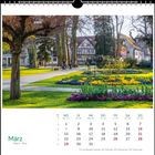 Kalenderblatt März mit Wochentagen und Daten. Ein Park mit Blumenbeet, Bäumen und Menschen auf einem Gehweg.