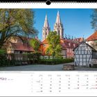 März. Mühlhausen - die Divi-Blasii-Kirche in der historischen Altstadt. Fachwerkhäuser und Kirchtürme bei blauem Himmel.
