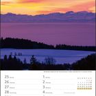 Wunderbare Alpensicht bei Höchenschwand. Kalender mit Januar- und Februar-Tagen 2027. Hintergrund mit Sonnenuntergang.