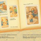 "Albert nach der Geburt" zeigt Kind im Bettchen. "Seine ersten Krabbelversuche" und Schritte. "Kleiner und großer Eisbär" mit Kuscheltier.