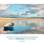 Zitat: "Die Ruhe ist nicht der letzte Seufzer der Ermat­tung, sondern ein Offenwerden für neue Anfänge." Ein Boot in einem See.