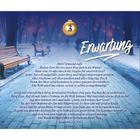 Eine Parkszene bei Nacht mit Bänken, Schneeboden und beleuchteten Bäumen. Text: „Erwartung.“ Bibelzitat Jesaja 40, 3-5, 9-11.
