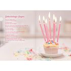 „Geburtstags-Segen“ in rosa Schrift, daneben ein Cupcake mit rosa Kerzen und buntem Streusel, darunter Konfetti.