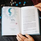 Mondknoten 142, Lilith 184, Anhang 215. Themen: Inkarnationen, Schattenarbeit, FAQs. Hinweis zur Gendernutzung. Türkises Logo.